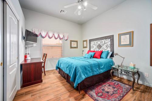 斯科茨Cozy Casita的一间卧室配有一张床、一张书桌和一台电视