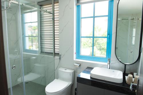 下龙湾Luxury Homestay Sun Feria Ha Long的一间带卫生间和玻璃淋浴间的浴室