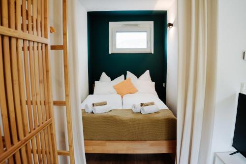 耶拿Design Home Office & Central Hideaway - EAH, ZEISS, SCHOTT in 5 min的一间卧室配有带白色和橙色枕头的床