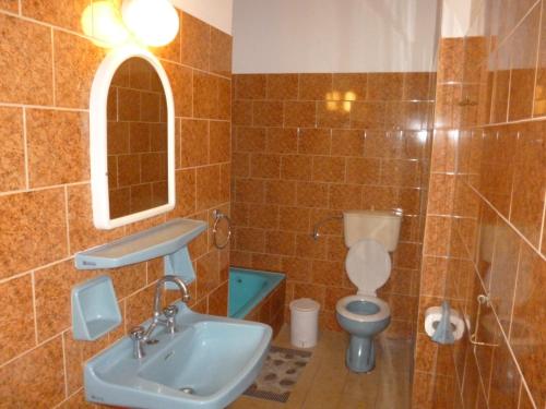 伊奥斯乔拉Vasilis Place Ιos的一间带水槽、卫生间和镜子的浴室