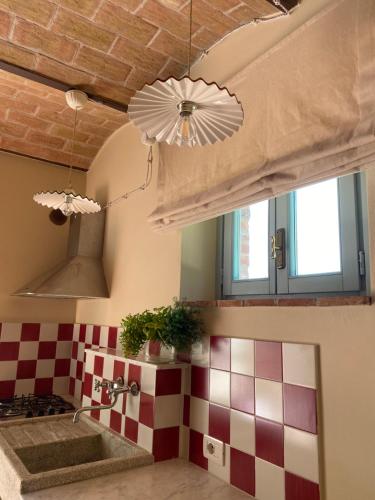 兰波雷基奥Il Borghetto Andrea Tafi的厨房设有红色和白色的格子墙