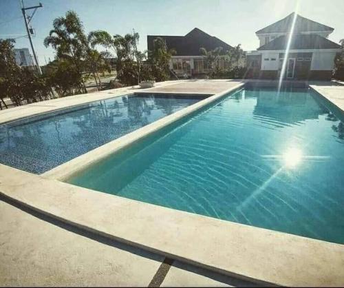 BacoorDanarose residences rental的一座房子前面的蓝色海水大型游泳池