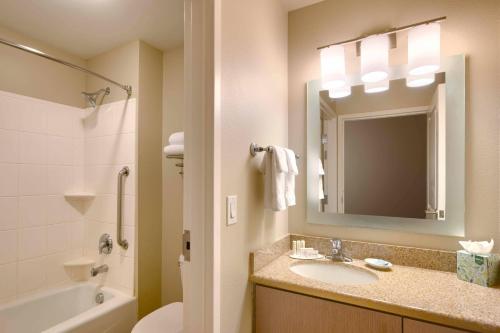 埃尔科埃尔科万豪广场套房酒店的一间带水槽、卫生间和镜子的浴室