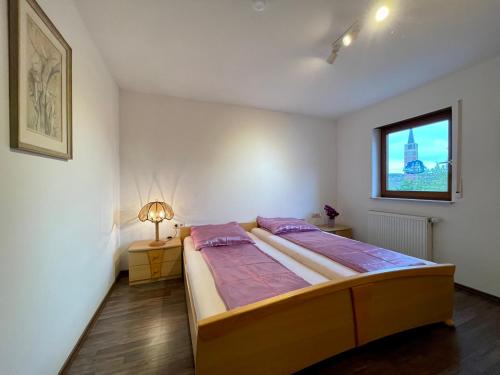 普福尔茨海姆Wunderschönes Apartment in der Goldstadt Pforzheim的一间卧室设有一张床和一个窗口