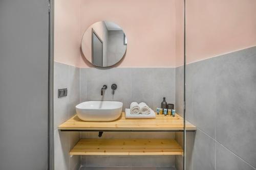 帕利乌里翁Estival Concept的一间带水槽和镜子的浴室