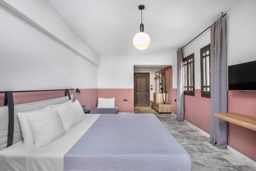 帕利乌里翁Estival Concept的一间带大床和电视的卧室