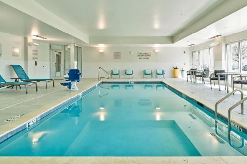HixsonTownePlace Suites by Marriott Hixson的大楼内的一个蓝色海水游泳池