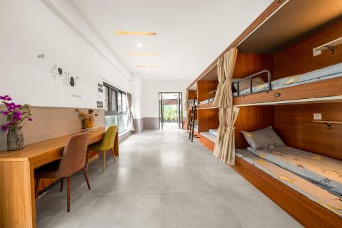 重庆阅江老院青年旅舍(重庆解放碑店)的客房设有双层床、书桌和桌子。