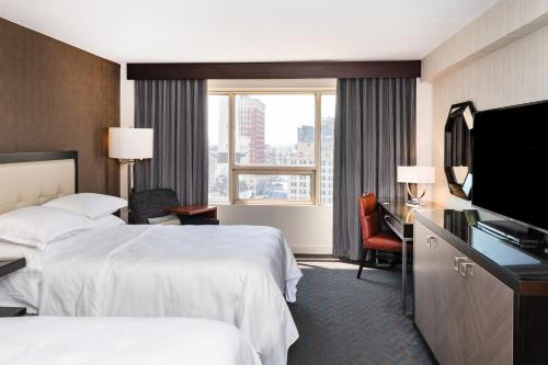 印第安纳波利斯印第安纳波利斯市中心喜来登酒店的酒店客房设有两张床和一台平面电视。