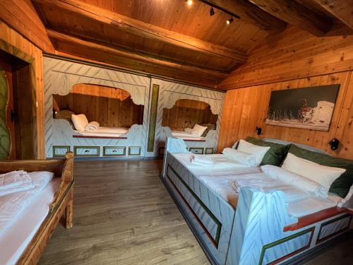 沃戈穆Vågåvatnet Feriesenter的小木屋内一间卧室,配有两张床
