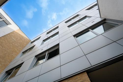 伦敦Staycity Aparthotels London Greenwich High Road的享有白色建筑的外部景致,设有窗户。