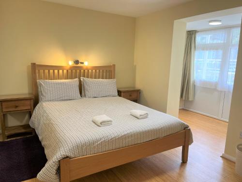 圣彼得港Ilex Lodge的一间卧室配有一张床,上面有两条毛巾