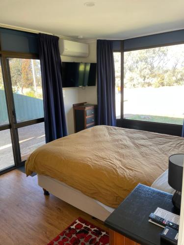 JerilderieJerilderie BNB - Pets Welcome - House的一间卧室设有一张床和一个大窗户