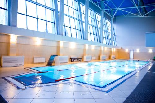 卡拉甘达宇航员酒店的大型建筑中的大型游泳池