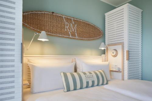比苏姆Beach Apartments Büsum的一间卧室配有一张带白色床头板的床