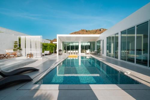考陶The Stay Huahin - Luxury Private Pool Villa的房屋中间的游泳池