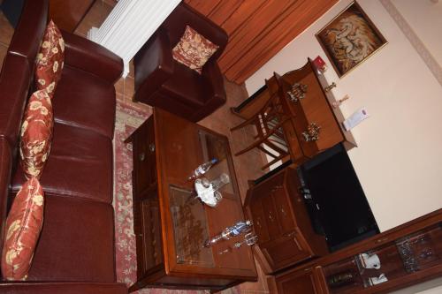 泰托沃蒂沃利酒店的配有一束木制家具的房间