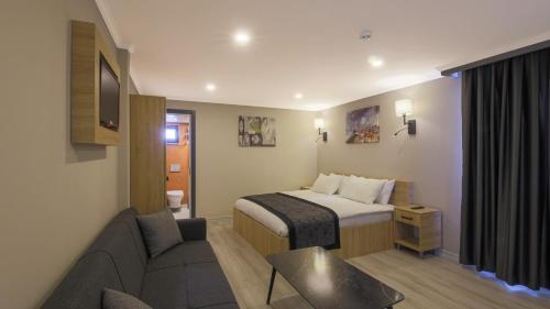 锡德Side Leon Otel的酒店客房,配有床和沙发