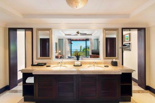 巴拉克拉瓦The Westin Turtle Bay Resort & Spa, Mauritius的一间带两个盥洗盆和大镜子的浴室