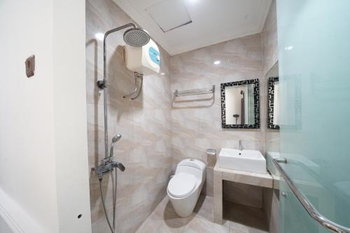 三宝垄DS Colive Marina的浴室配有卫生间、盥洗盆和淋浴。