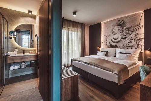 艾斯特根Mediterraneo Luxury Room Esztergom的一间酒店客房 - 带一张床和一间浴室