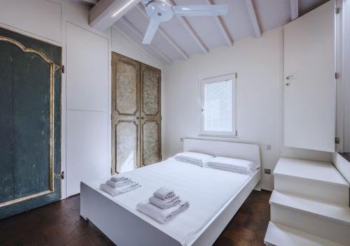 佛罗伦萨CountryHouse con Piscina Privata Vicina al Centro的白色的卧室设有床和窗户
