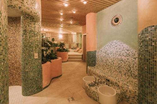 上陶恩蒙大拿酒店的一间带步入式淋浴间和卫生间的浴室