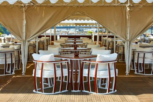 卢克索Sonesta St George Nile Cruise - Luxor to Aswan 4 Nights from Monday to Friday的一排帐篷下的桌椅