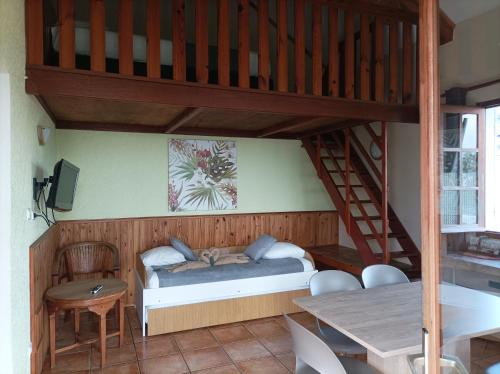 卡夫尔高原艾茵酒店的一间卧室配有一张双层床和一张桌子