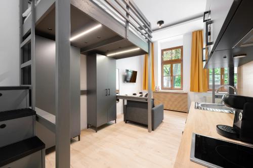 慕尼黑Servus Apartments by Homaris的厨房设有通往客厅的楼梯