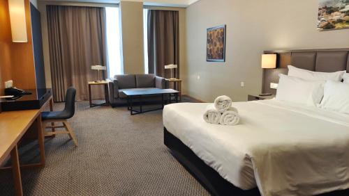 怡保唯裕酒店的酒店客房,配有一张带泰迪熊的床