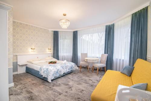 韦巴马雷别墅民宿的酒店客房带一张床、一张桌子和椅子