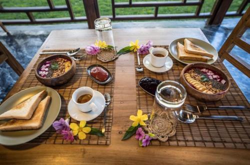 LasikinDylan’s Retreat的餐桌,盘子上放着食物和咖啡