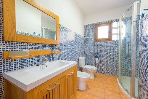 卡尔佩Villa Fabiola - PlusHolidays的一间带水槽、卫生间和淋浴的浴室