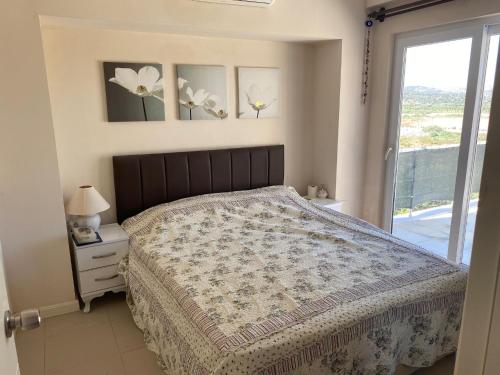 穆拉kayra villa的一间卧室设有一张床和一个窗口
