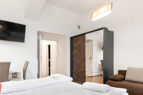 维也纳Modern 1BR Apart- Suitable for Longstays的一间带两张床和镜子的客厅