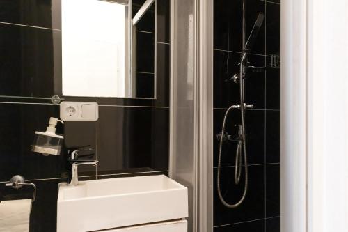 维也纳Modern 1BR Apart- Suitable for Longstays的浴室配有白色水槽和淋浴。