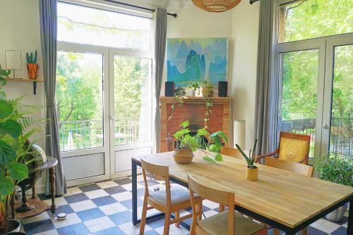 拉罗什基永Green Home的一间带木桌和椅子的用餐室