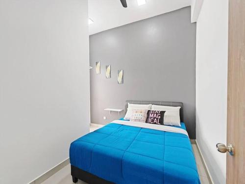 伯恩仓W17WarmStay@GoldenHills的一间白色客房内的蓝色床卧室