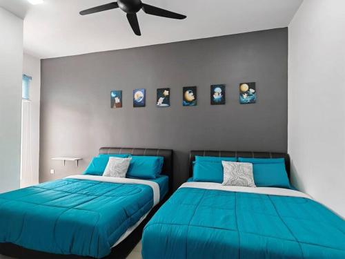 伯恩仓W17WarmStay@GoldenHills的一间卧室配有2张蓝色的床和吊扇