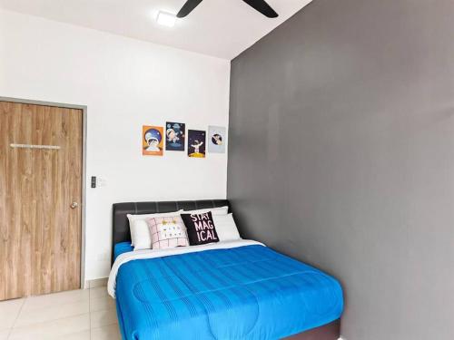 伯恩仓W17WarmStay@GoldenHills的一间卧室设有蓝色的床和木门