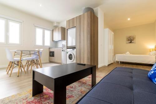 赫雷斯-德拉弗龙特拉Top & Chic Albarizuela Suites - Apartamentos Jerez的客厅配有沙发和桌子