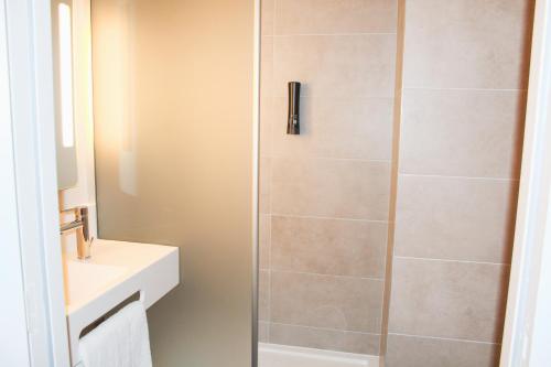 艾克斯河畔格雷西B&B HOTEL Aix-les-Bains的带淋浴、卫生间和盥洗盆的浴室