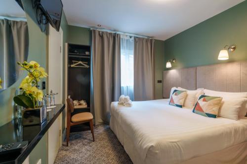 香农河畔卡里克Topper's Rooms Guest Accommodation的酒店客房带一张大床和一把椅子