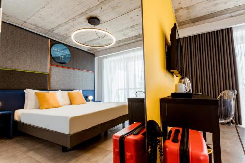 圣朱利安斯IKYK Hotel- IK Collection的酒店客房,带一张床和行李箱