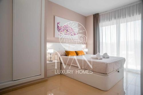 奥罗佩萨德尔马Casa Hilario Ivan Luxury Homes 6ª Sur 1ªLinea的一间卧室,配有一张带鸡的照片的床