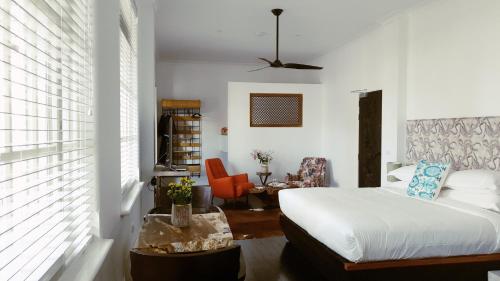 奥尔伯里Circa 1928的一间卧室,卧室内配有一张床和一把椅子