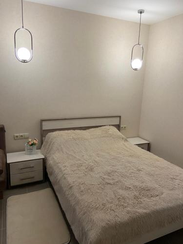 敖德萨New 2 bedroom apartment 71 m的卧室配有2盏灯,位于床上方