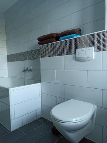Lahr-DinglingenZimmer "Türkis"的白色的浴室设有卫生间和水槽。