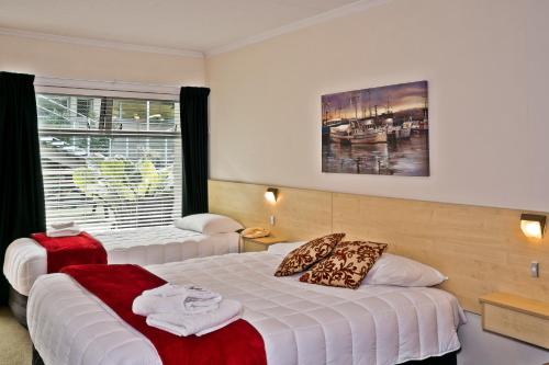皮克顿皮克顿盖维汽车旅馆的酒店客房设有两张床和窗户。